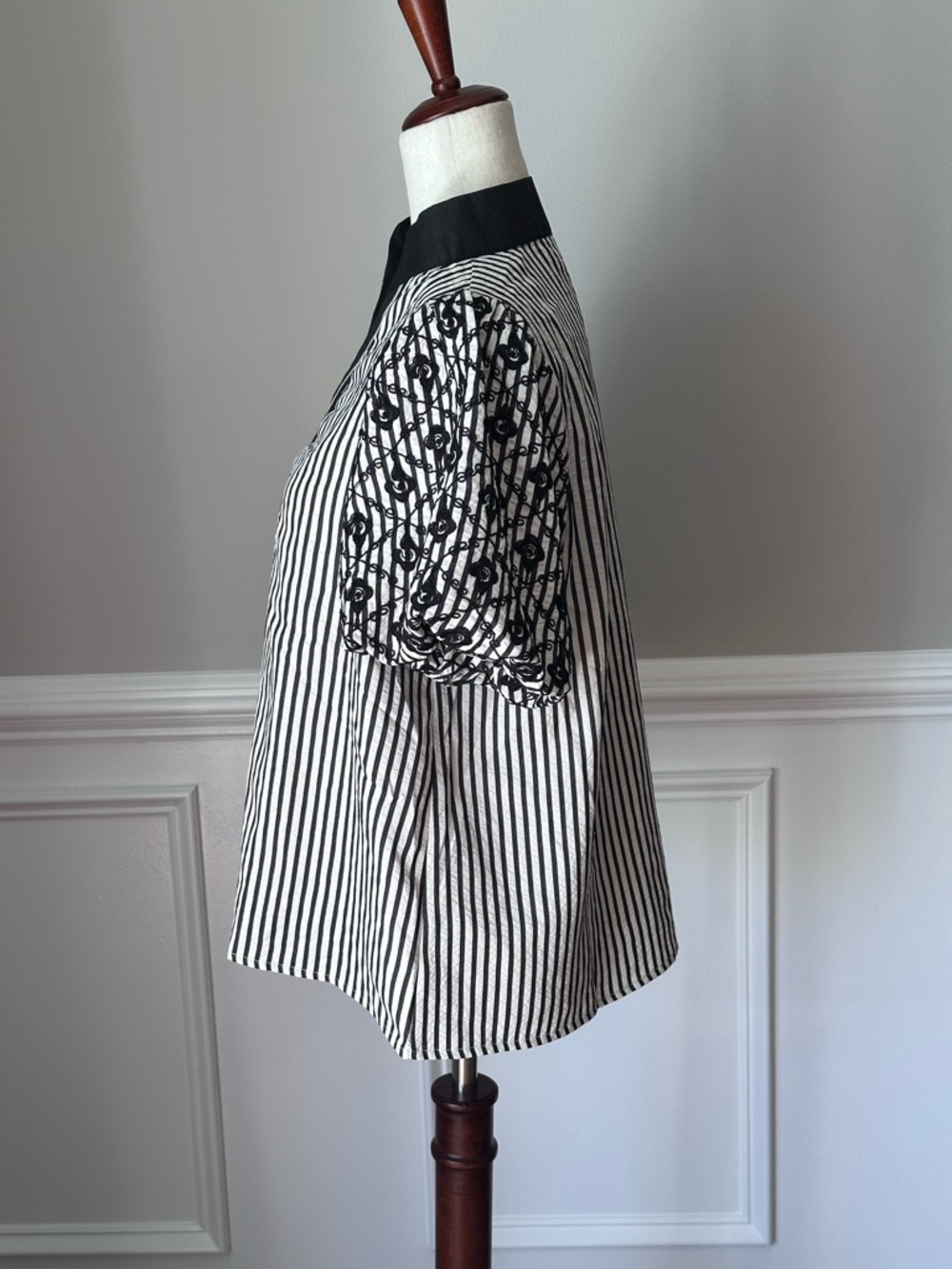 Entro Black and White Mixed Print Puff Sleeve Top size Small - Picture 4 of 10